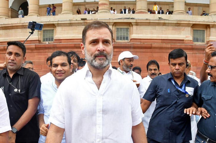 &copy; Reuters. El líder del opositor partido Congreso, Rahul Gandhi, llega al Parlamento tras recuperar su escaño, en Nueva Delhi, India. 7 agosto 2023. REUTERS/Stringer. NO REVENTA NI ARCHIVO.