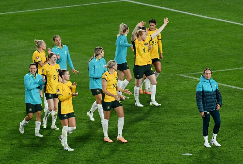 &copy; Reuters. لاعبات من منتخب أستراليا يحتفلن بتأهلهن إلى دور الثمانية بكأس العالم لكرة للسيدات لكرة القدم بعد الفوز على الدنمرك يوم الاثنين. تصوير: جايم