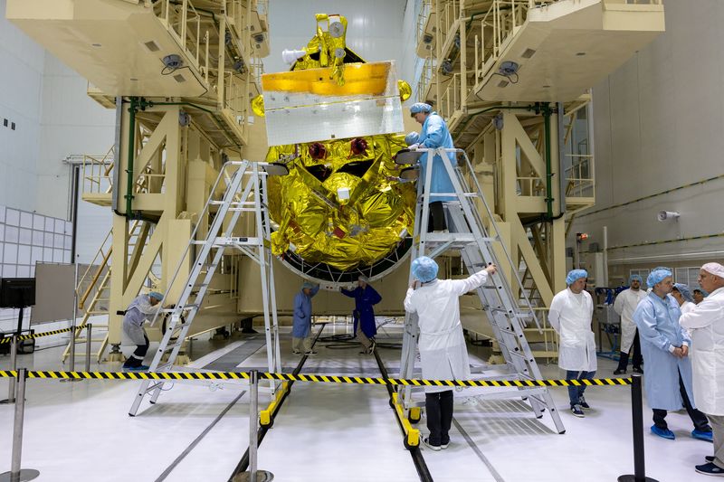 &copy; Reuters. متخصصون يشاركون في الاستعدادات إطلاق مركبة الفضاء لونا- 25 في مهمة للبحث عن ثلج بالقرب من القطب الجنوبي للقمر في قاعدة ڤوستوتشني الفضائية بر