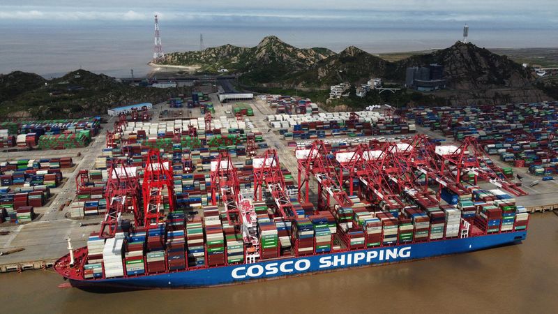 © Reuters. Navio porta-contêineres no Porto de Águas Profundas de Yangshan, em Xangai
24/04/2022
cnsphoto via REUTERS  