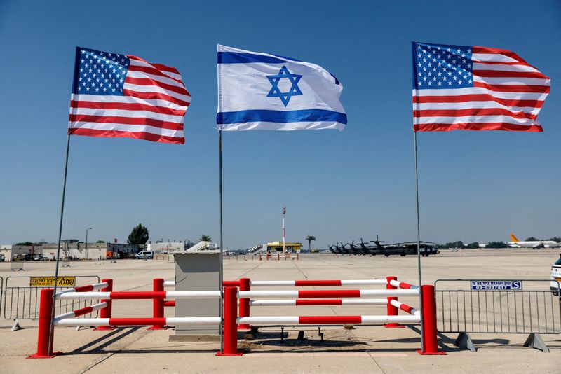 © Reuters. FILE PHOTO: Israeli and American flags stand during the final rehearsal for the ceremony to welcome U.S. President Joe Biden ahead of his visit to Israel, at Ben Gurion International airport, in Lod near Tel Aviv, Israel July 12, 2022. REUTERS/Amir Cohen/File Photo