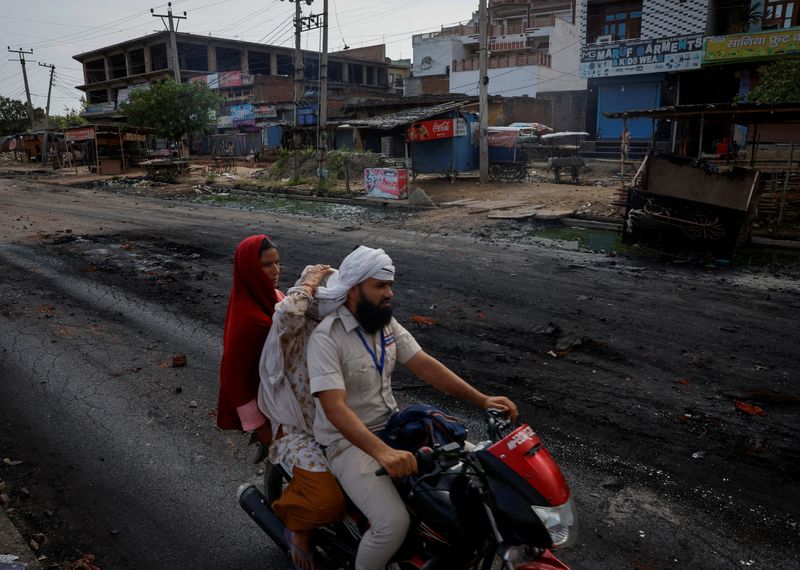 &copy; Reuters. Família em motocicleta em via deserta durante toque de recolher imposto por autoridades após confrontos entre hindus e muçulmanos no distrito de Nuh, no Estado de Haryana, Índia
01/08/2023
REUTERS/Adnan Abidi