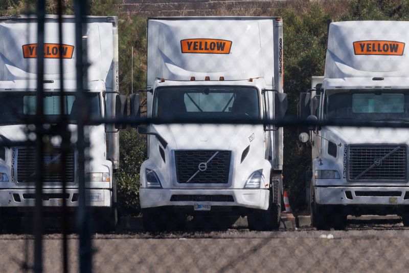 © Reuters. Semi truck trailers are pictured at freight trucking company Yellow’s terminal near the Otay Mesa border crossing between the U.S. and Mexico, after the company filed for bankruptcy protection, in San Diego, California, U.S., August 7, 2023     REUTERS/Mike Blake