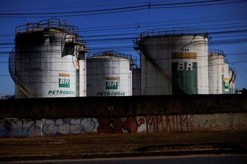 &copy; Reuters. FILE PHOTO: A general view of the tanks of Brazil's state-run Petrobras oil company following the announcement of updated fuel prices at at the Brazilian oil company Petrobras in Brasilia, Brazil June 17, 2022. REUTERS/Ueslei Marcelino/File Photo