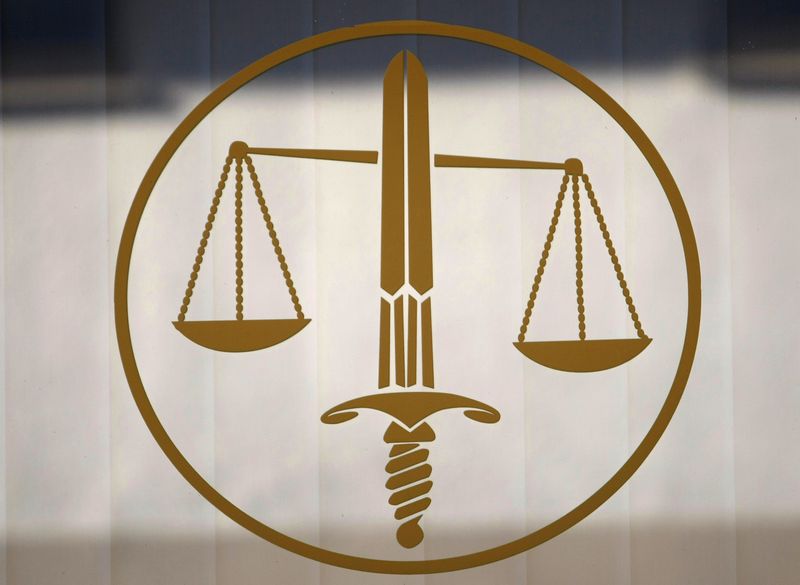 &copy; Reuters. Le symbole de la Justice est vu dans un cabinet d'avocats à Nice. /Photo prise le 9 octobre 2009/REUTERS/Eric Gaillard