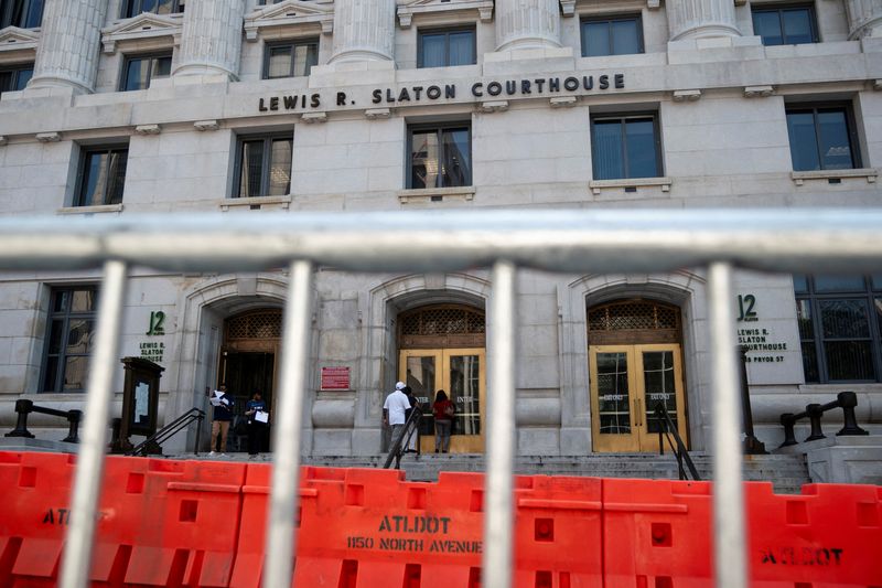 © Reuters. Security barriers are seen after the Fulton County Sheriff ordered roads to be closed as officials tighten security around the Lewis R. Slaton Courthouse, as the city prepares for a possible criminal indictment of former U.S. President Donald Trump for his attempts to overturn his election defeat in the state, in Atlanta, Georgia, U.S. August 7, 2023.  REUTERS/Elijah Nouvelage