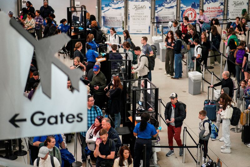 &copy; Reuters. FILE PHOTO: Travelers wait at John F. Kennedy International Airport in New York City, U.S., April 6, 2023. REUTERS/Eduardo Munoz/File Photo