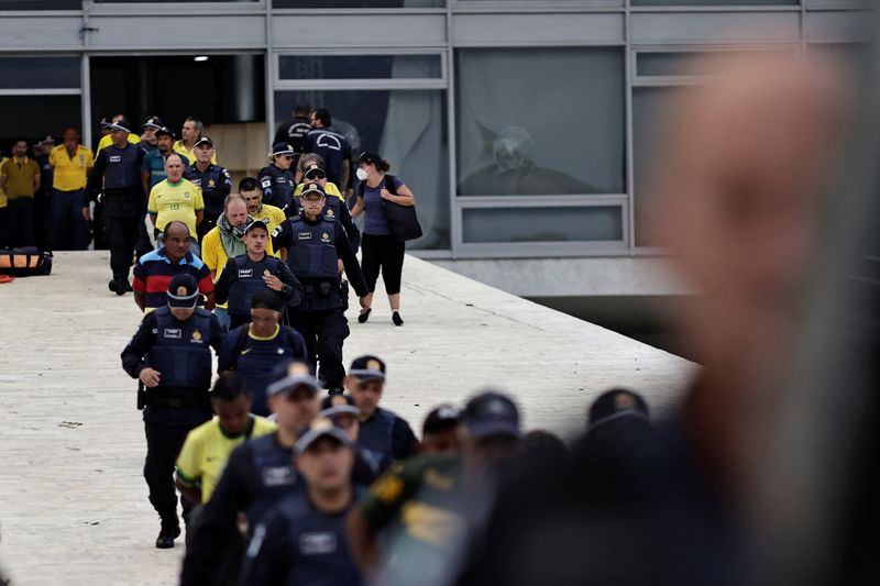 &copy; Reuters. Apoiadores do ex-presidente Jair Bolsonaro são presos após invadirem o Palácio do Planalto
08/01/2023
REUTERS/Ueslei Marcelino