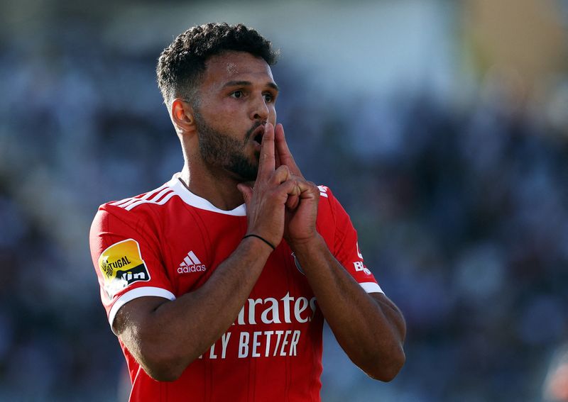 &copy; Reuters. FOTO DE ARCHIVO: Fútbol - Primera Liga - Portimonense v Benfica - Estadio Municipal de Portimao, Portimao, Portugal - 13 de mayo de 2023 Gonçalo Ramos, del Benfica, celebra la anotación de su tercer gol. REUTERS/Rodrigo Antunes/Archivo