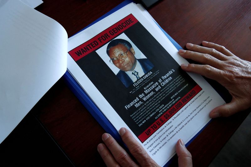 &copy; Reuters. Poster com fotografia de Felicien Kabuga mostrado à Reuters por Eric Emeraux, chefe do Escritório Central de Combate a Crimes contra a Humanidade, Genocídios e Crimes de Guerra (OCLCH) 
19/05/202
REUTERS/Benoit Tessier