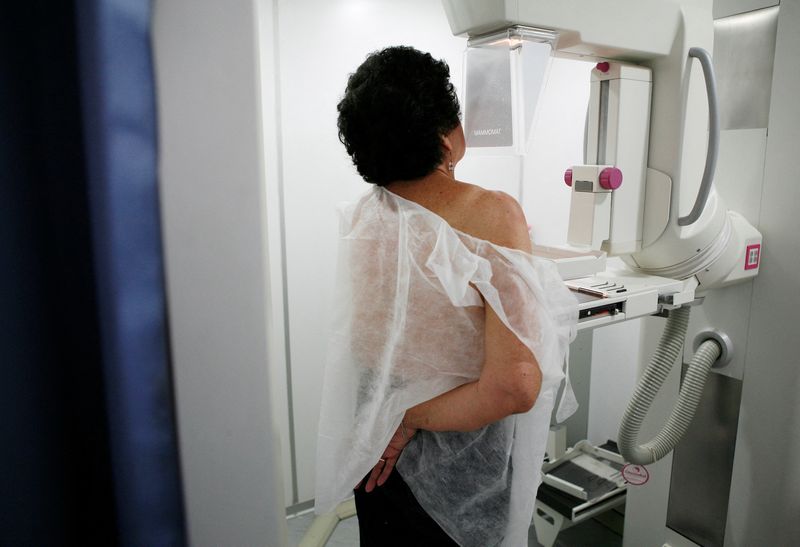 &copy; Reuters. FILE PHOTO: A woman undergoes a free mammogram inside Peru's first mobile unit for breast cancer detection, in Lima March 8, 2012. REUTERS/Enrique Castro-Mendivil/File Photo