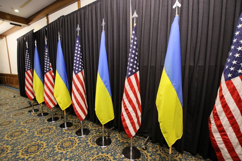 &copy; Reuters. FILE PHOTO: Flags of U.S. and Ukraine are seen on the day of a meeting of German Defence Minister Boris Pistorius, U.S. counterpart Lloyd Austin and NATO Secretary General Jens Stoltenberg at Ramstein Air Base, to discuss how to help Ukraine defend itself