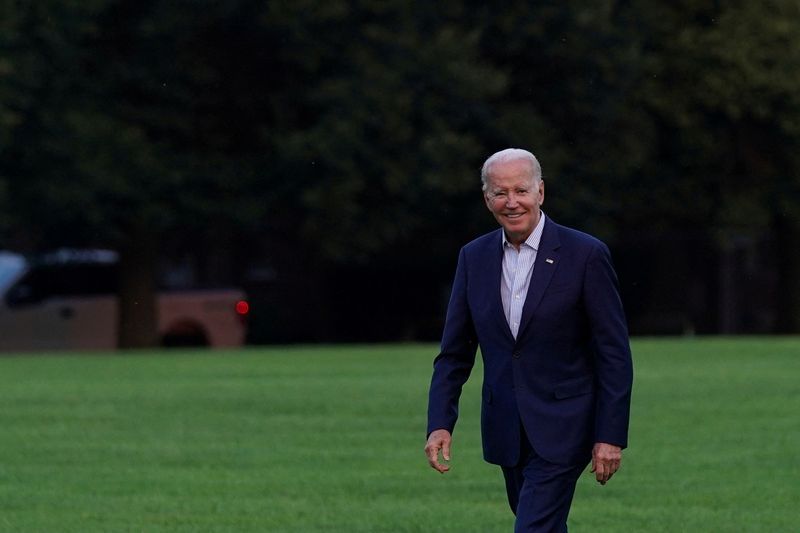 &copy; Reuters. FILE PHOTO: U.S. President Joe Biden walks from Marine One to the presidential motorcade following a weekend at Camp David, at Fort Lesley J. McNair in Washington, D.C., U.S., July 16, 2023. REUTERS/Sarah Silbiger/File Photo