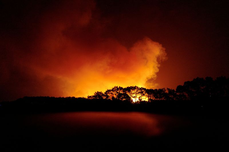 &copy; Reuters. حريق غابات يشتعل في منطقة ألجيزور بالبرتغال يوم الاثنين. تصوير: بيدرو نونيز - رويترز 