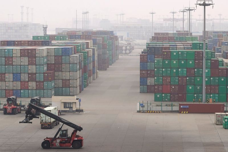 &copy; Reuters. FILE PHOTO: Stacks of containers are seen at the Yangshan Deep Water Port in Shanghai, China January 13, 2022. Picture taken January 13, 2022. REUTERS/Aly Song