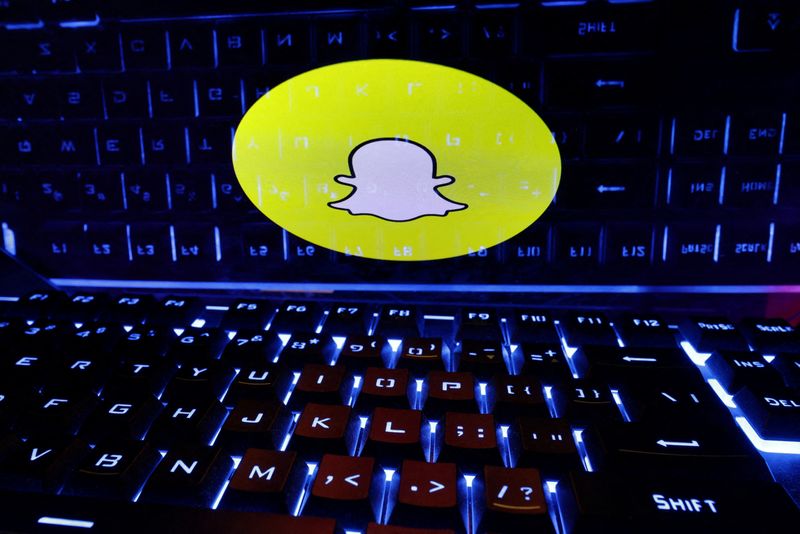 &copy; Reuters. FILE PHOTO: A keyboard is placed in front of a displayed Snapchat logo in this illustration taken February 21, 2023. REUTERS/Dado Ruvic/Illustration/File Photo