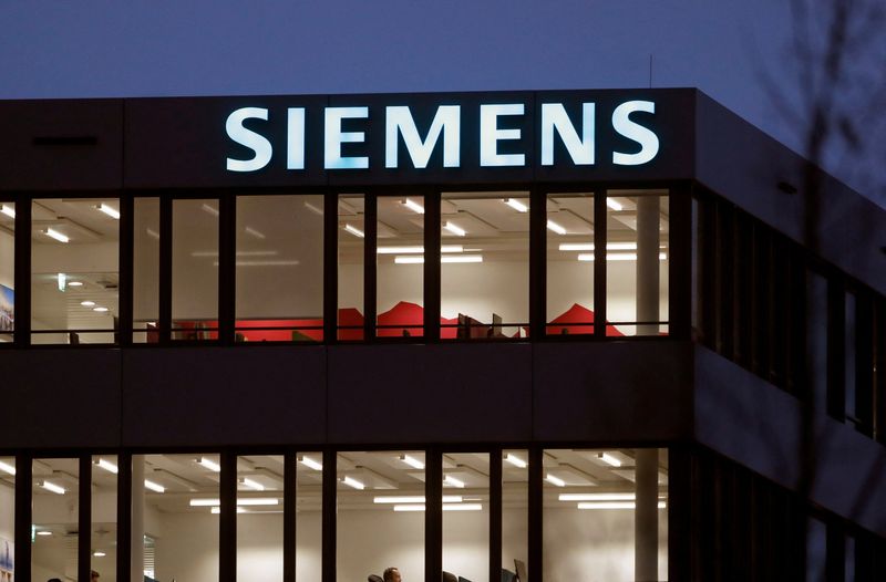 © Reuters. FILE PHOTO: The logo of German industrial group Siemens is seen at an office building in Zug, Switzerland December 1, 2021. REUTERS/Arnd Wiegmann/File Photo