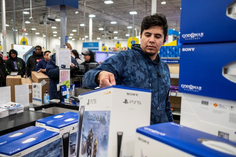 &copy; Reuters. FILE PHOTO: A worker holds a Playstation 5 at a Best Buy store during Black Friday sales in Chicago, Illinois, U.S., November 25, 2022. REUTERS/Jim Vondruska