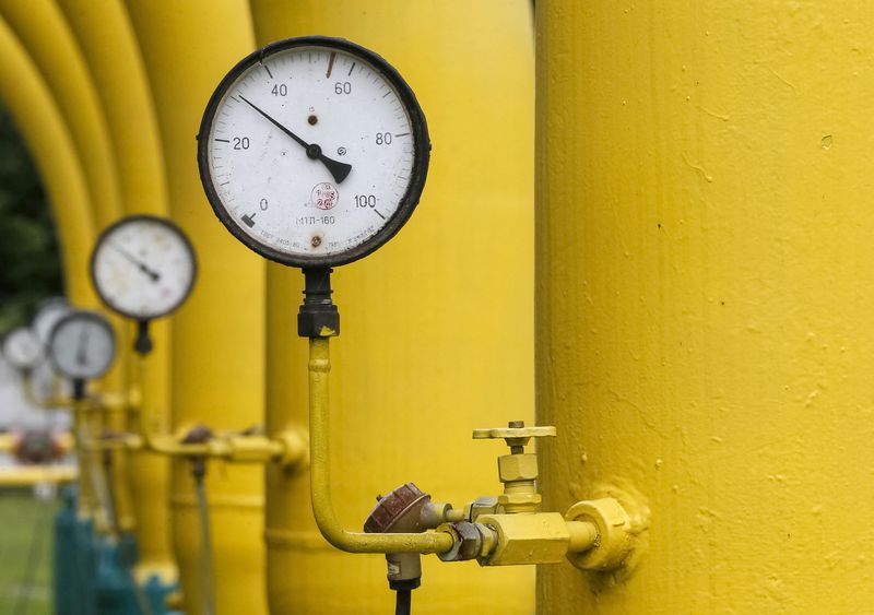 &copy; Reuters. FILE PHOTO: Pressure gauges, pipes and valves are pictured at an "Dashava" underground gas storage facility near Striy, Ukraine May 28, 2015. REUTERS/Gleb Garanich//File Photo