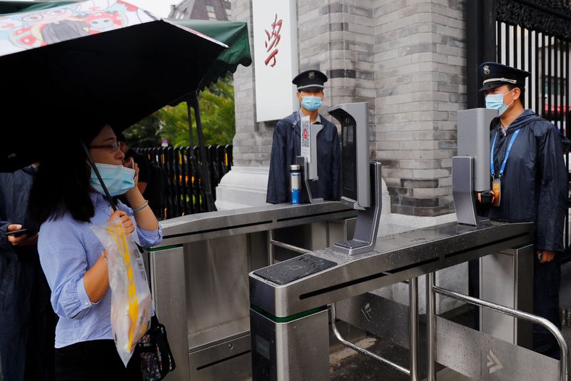 &copy; Reuters. Photo d'archives des personnes devant des portes contrôlées par caméra de reconnaissance faciale à l'Université de Pékin, en Chine. /Photo prise le 31 août 2020/REUTERS/Thomas Peter
