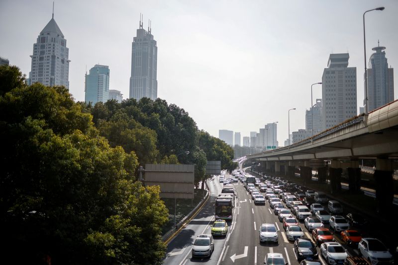 &copy; Reuters. FILE PHOTO: Cars wait in traffic in Shanghai, China March 10, 2021. Picture taken March 10, 2021. REUTERS/Aly Song/File Photo