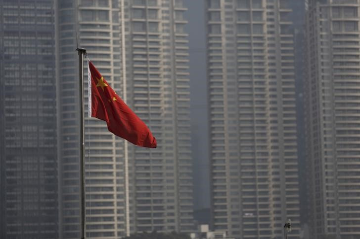 &copy; Reuters. 　中国税関総署の統計によると、７月のレアアース（希土類）輸出量は前年同月比４９％増の５４２６トンと、２０２０年３月以来の高水準となった。写真は同国の国旗。上海で２０１６年