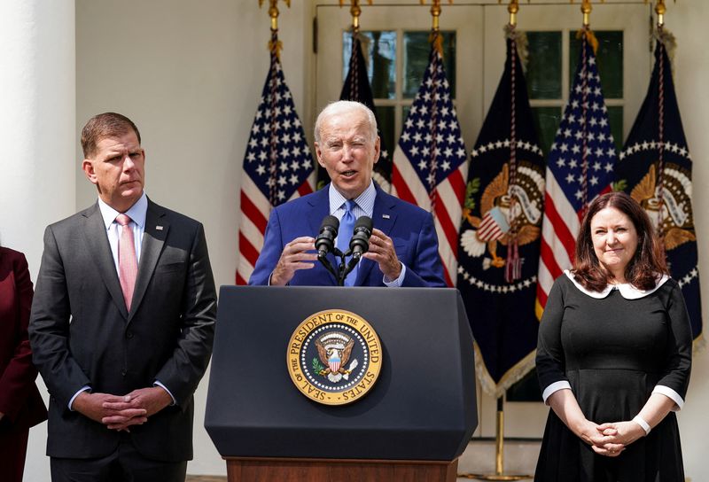 &copy; Reuters. FILE PHOTO: U.S. President Joe Biden is flanked by Labor Secretary Marty Walsh and Celeste Drake while delivering remarks after U.S. railroads and unions secured a tentative deal to avert a rail shutdown, in the Rose Garden at the White House in Washingto