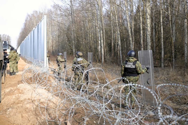&copy; Reuters. La frontière entre la Pologne et la Biélorussie à Tolcze, en Pologne. /Photo prise le 16 février 2022/Agencja Wyborcza.pl/Grzegorz Dabrowski