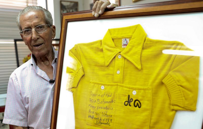 &copy; Reuters. FOTO DE ARCHIVO. Federico Bahamontes, de 91 años, el primer español en ganar el Tour de Francia en 1959 y aún considerado el mejor escalador de la carrera, posa con su maillot amarillo original tras una entrevista con Reuters en la sede de su club de s