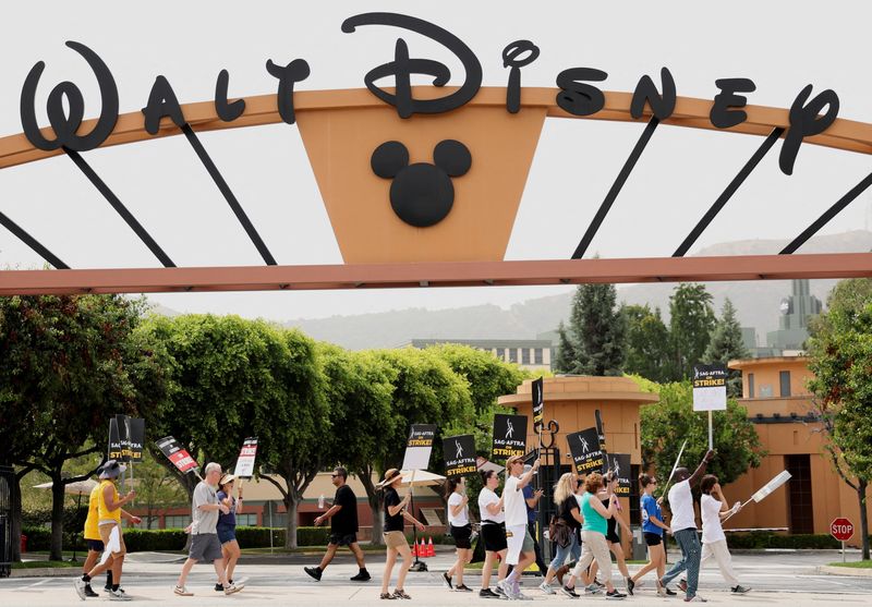 &copy; Reuters. FILE PHOTO: SAG-AFTRA actors and Writers Guild of America (WGA) writers walk the picket line during their ongoing strike outside Walt Disney Studios in Burbank, California, U.S., July 31, 2023. REUTERS/Mario Anzuoni/File Photo