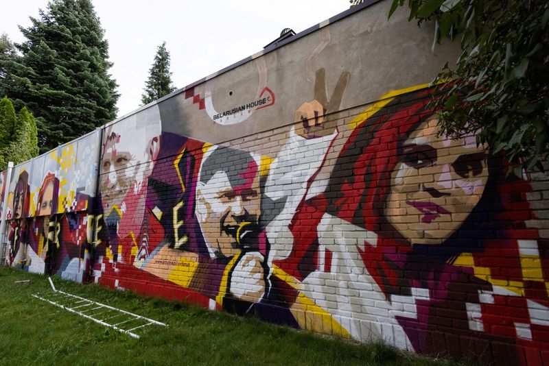 &copy; Reuters. Faces of Belarusian political prisoners are painted on a graffiti in Warsaw, Poland, July 25, 2023. REUTERS/Kuba Stezycki