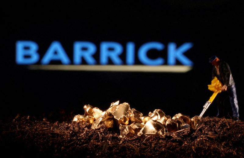 &copy; Reuters. FILE PHOTO: A small toy figure and gold imitation are seen in front of the Barrick logo in this illustration taken November 19, 2021. REUTERS/Dado Ruvic/Illustration/File Photo