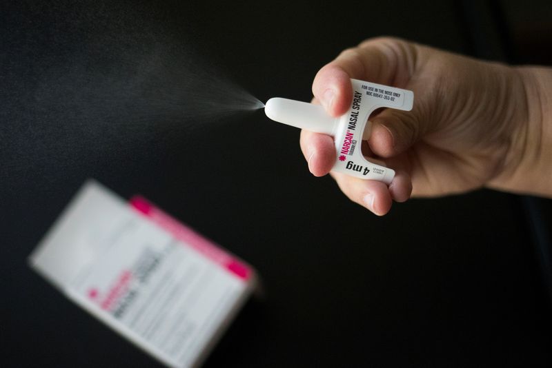 &copy; Reuters. FILE PHOTO: A nurse demonstrates the application of the NARCAN nasal spray medication at a outpatient treatment center in Indiana, Pennsylvania, U.S. August 9, 2017. Picture taken August 9, 2017. REUTERS/Adrees Latif/File Photo