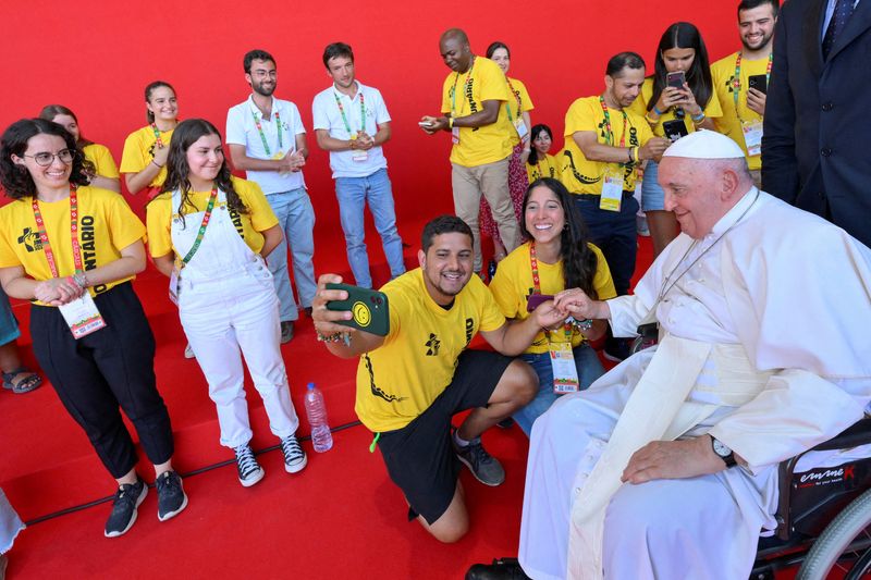 &copy; Reuters. البابا فرنسيس بابا الفاتيكان أثنا لقاء متطوعي اليوم العالمي للشباب بالقرب من لشبونة بالبرتغال في السادس من أغسطس آب 2023. صورة لرويترز من إعل