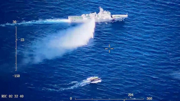 &copy; Reuters. Un barco de la Guardia Costera China realiza un disparo de advertencia con un cañón de agua contra una embarcación filipina en el mar, en un video hecho público el 8 de agosto de 2023. Guardia Costera China/entrega vía Reuters. ATENCIÓN EDITORES - E