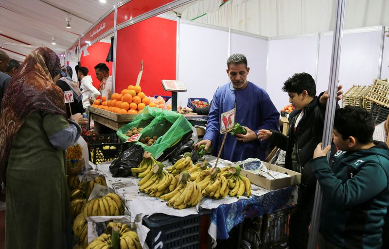 &copy; Reuters. أشخاص يشترون فاكهة من سوق لبيع المواد الغذائية بأسعار مخفضة في محافظة الجيزة بمصر يوم 28 يناير كانون الثاني 2023. تصوير: هناء حبيب - رويترز.