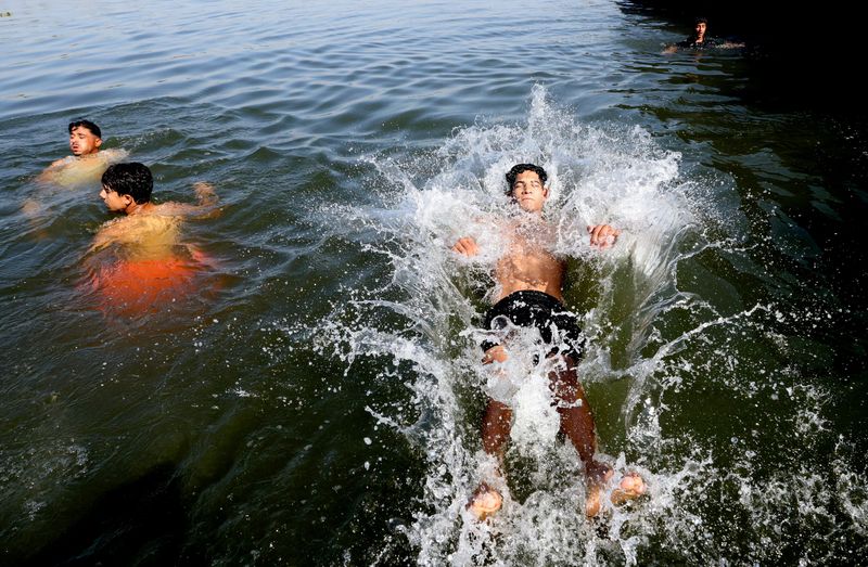 &copy; Reuters. Des garçons nagent dans le Nil au milieu d'une vague de chaleur à El Qanater El Khairiyah, gouvernorat d'Al Qalyubia, en Égypte. /Photo prise le 4 août 2023/REUTERS/Mohamed Abd El Ghany