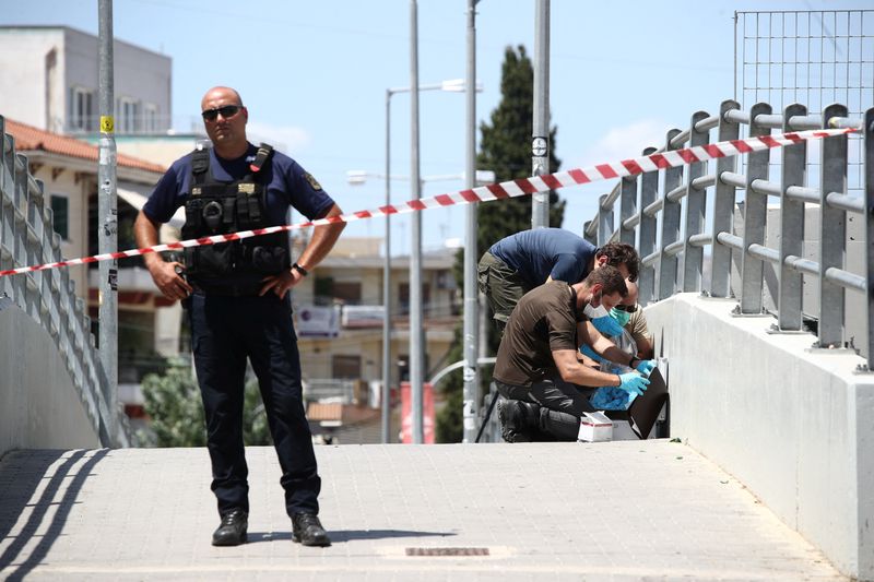 &copy; Reuters. Policial se posiciona conforme investigações estão em andamento fora do estádio do AEK Atenas após confrontos entre torcedores de futebol, em Atenas
08/08/2023
Stelios Stefanou/Eurokinissi via REUTERS