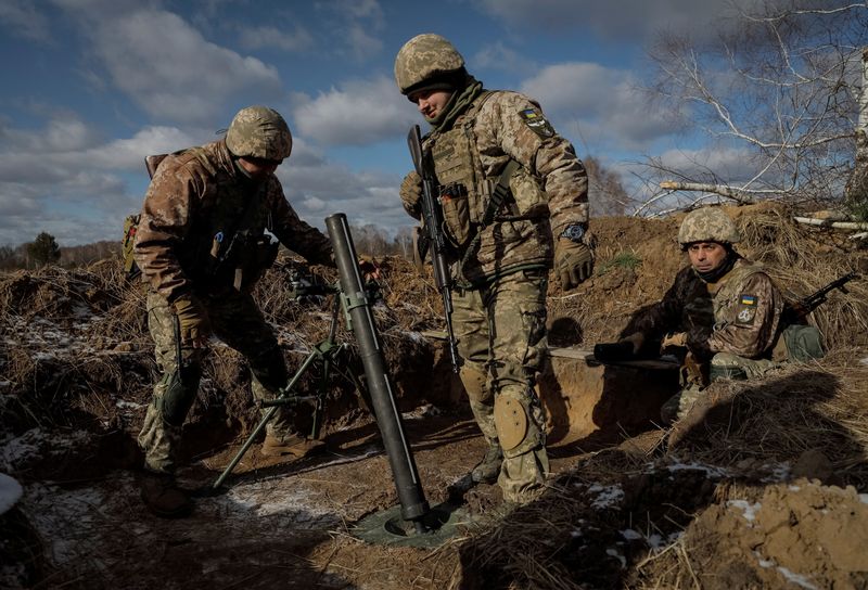 &copy; Reuters. ウクライナ保安局（ＳＢＵ）は８日、ロシアのハッカーによるウクライナ軍の戦闘情報システムへの不正アクセスの試みを阻止したと発表した。写真は２月２０日、ベラルーシとの国境付近