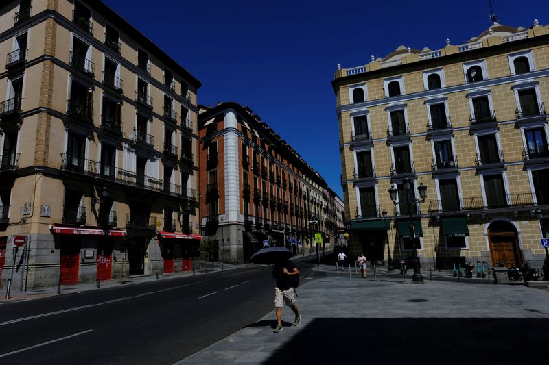 &copy; Reuters. Foto del lunes de un turista en Madrid 
Ago 7, 2023. REUTERS/Susana Vera