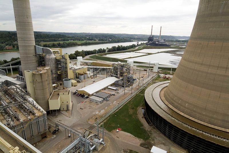 &copy; Reuters. FILE PHOTO: This undated handout image shows the carbon sequesterization unit at American Electric Power Company's Mountaineer Plant near New Haven, West Virginia.   REUTERS/Tom Dubanowich/Handout  /File Photo