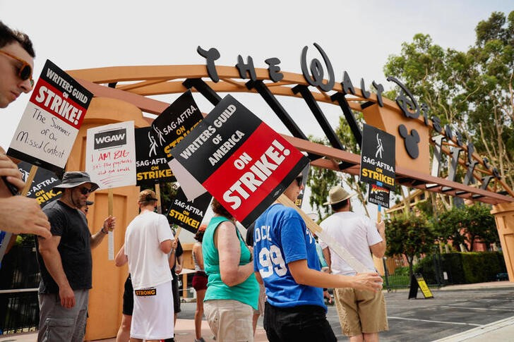 &copy; Reuters. Imagen de archivo de actores y guionistas manifestándose al exterior de Walt Disney Studios en Burbank, California, EEUU. 31 julio 2023. REUTERS/Mario Anzuoni