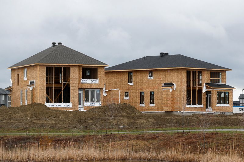 © Reuters. FILE PHOTO: Houses are seen under construction in a neighbourhood of Ottawa, Ontario, Canada April 17, 2023.  REUTERS/Lars Hagberg/File Photo