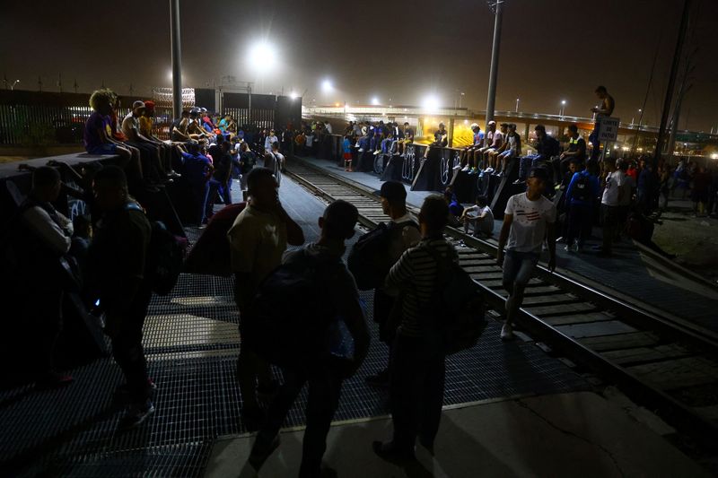 Spurred by rumor, hundreds of migrants mass at US border in Mexico's Ciudad Juarez