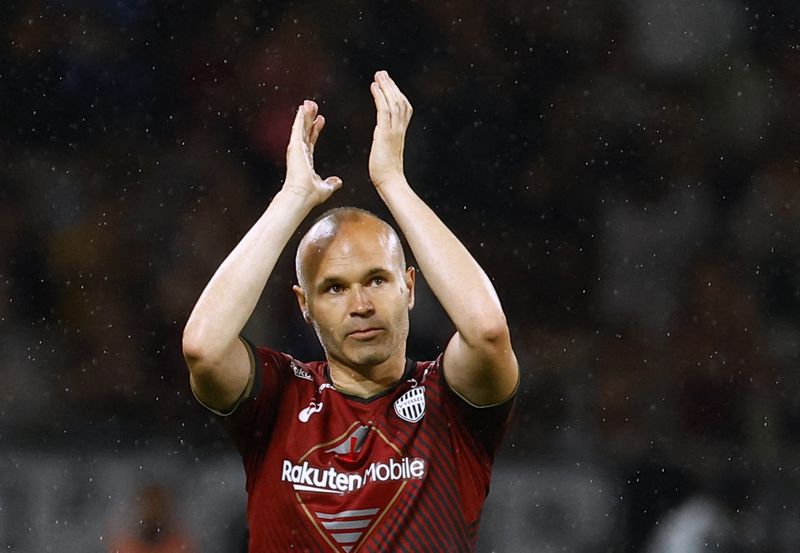 &copy; Reuters. Jun 6, 2023 
Foto de archivo de Andrés Iniesta al ser sustituido en el Vissel Kobe en un amistoso ante Barcelona 
REUTERS/Kim Kyung-Hoon/
