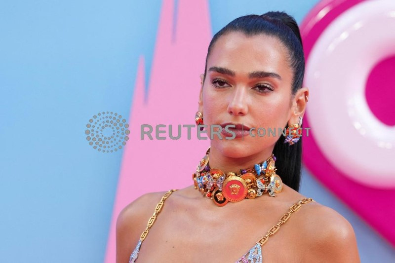 &copy; Reuters. FOTO DE ARCHIVO: Dua Lipa llega a la premiere de "Barbie" en Londres, Inglaterra, 12 de julio de 2023. REUTERS/Maja Smiejkowska/Archivo