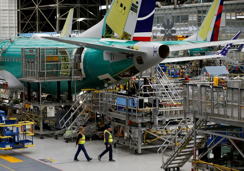 &copy; Reuters. Funcionários caminham ao lado de uma aeronave 737 Max na fábrica da Boeing em Renton, Washington, EUA.
27/03/2019
REUTERS/Lindsey Wasson/Foto de arquivo