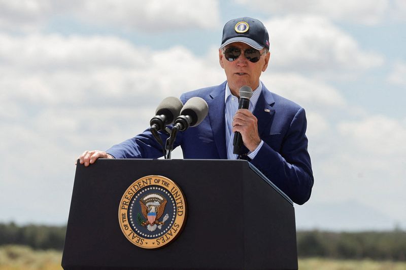 &copy; Reuters. الرئيس الأمريكي جو بايدن يتحدث في أريزونا بالولايات المتحدة يوم الثلاثاء. تصوير: جوناثان إرنست- رويترز.