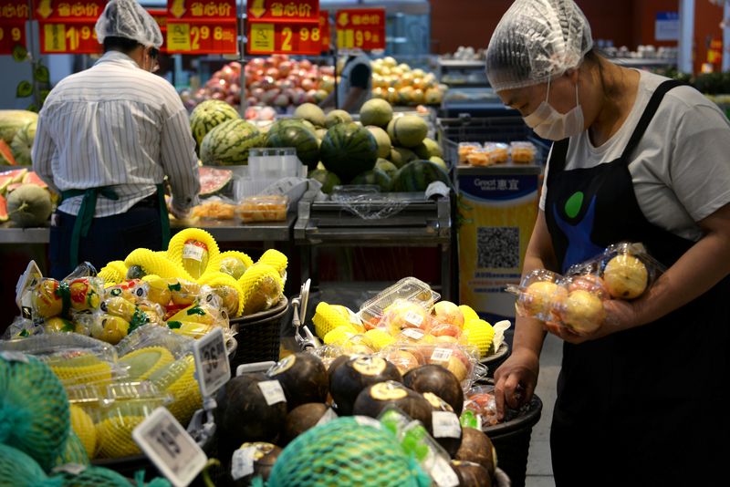 &copy; Reuters. FOTO DE ARCHIVO. El personal clasifica frutas en un Walmart en Pekín, China, el 23 de septiembre de 2019. Fotografía tomada el 23 de septiembre de 2019. REUTERS/Tingshu Wang