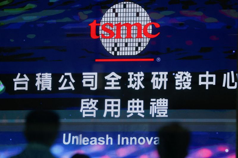 &copy; Reuters. FILE PHOTO: People attend the opening of TSMC global R&D center in Hsinchu, Taiwan July 28, 2023. REUTERS/Ann Wang/File Photo